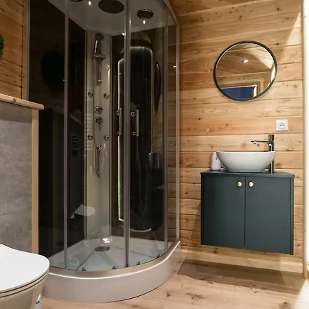 Glamp Mala Laka Jacuzzi & Sauna Luxury tent